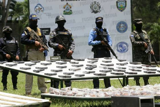 지난 7월 온두라스 경찰은 체포된 MS-13 갱단의 무기와 소지품을 언론에 공개했다. [AFP=연합뉴스]