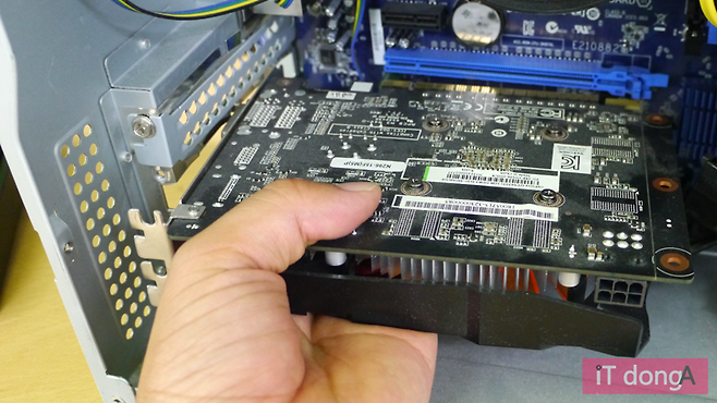 고사양 게임을 하지 않는다면 그래픽카드를 제거하자