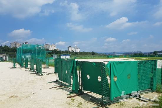 경기도 여주시 남한강변 인근에 조성된 야구장에 이용객이 없어 잡풀만 무성한 채 방치돼 있다. (사진=신병근 기자)