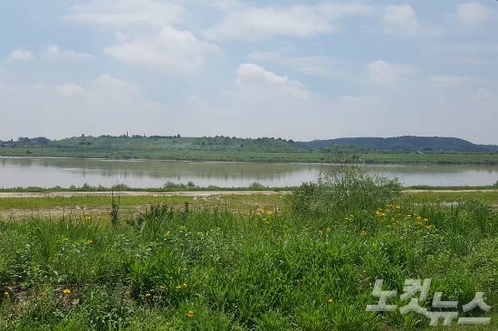 4대강 사업의 근본 취지 중 하나였던 '친수공간 확보'와 달리 경기도 여주시 남한강변은 군부대 차량 훈련장이 조성돼 있다. (사진=신병근 기자)