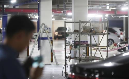 (화성=연합뉴스) 홍기원 기자 = 경기도와 화성시로부터 부실시공 아파트로 공개적으로 지목된 경기 화성 동탄2신도시 23블록 부영아파트. 인부들이 지하주차장 누수 등 하자보수 공사를 하는 모습. 2017.8.7      xanadu@yna.co.kr