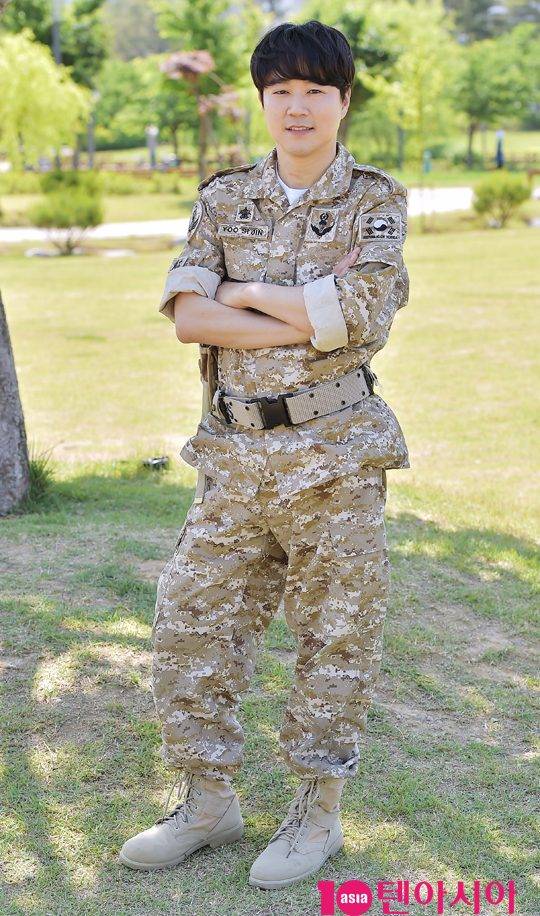 배우 태인호가 지난 23일 경기도 파주시 운정호수에서 진행된 롯데하우머치다이렉트 광고촬영에 앞서 포즈를 취했다.