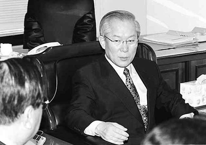 1998년 한나라당 전당대회 전날인 8월30일, 측근들과 막판 대책을 숙의하고 있는 이회창 후보. 강창광 기자 chang@hani.co.kr