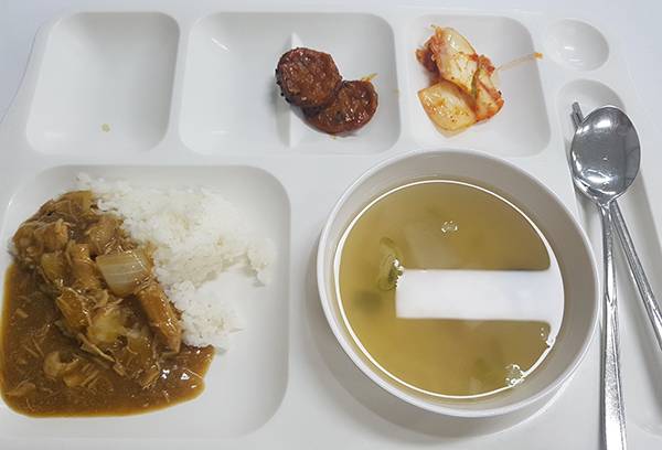 ⓒ시사IN 변진경 ‘패킹’과 ‘피킹’ 임시직 노동자에게 제공되는 저녁 식사.