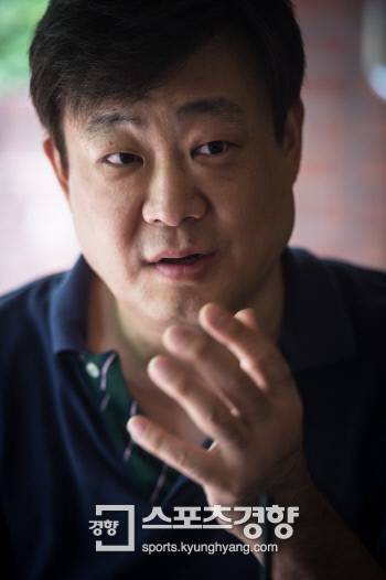e스포츠 해설가 겸 만화가 엄재경이 4일 서울 정동 경향신문사 인근에서 ‘스포츠경향’과 만나 인터뷰를 하고 있다.|이선명 기자 57km@kyunghyang.com