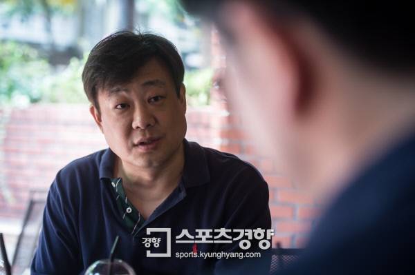 e스포츠 해설가 겸 만화가 엄재경이 4일 서울 정동 경향신문사 인근에서 ‘스포츠경향’과 만나 인터뷰를 하고 있다.|이선명 기자 57km@kyunghyang.com