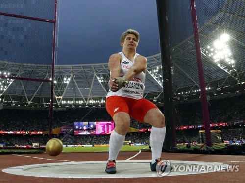 (런던 AP=연합뉴스) 아니타 브워다르치크(폴란드)가 8일(한국시간) 영국 런던 올림픽 주경기장에서 열린 2017 런던 세계육상선수권대회 여자 해머던지기 결승에서 해머를 돌리고 있다. 이날 브워다르치크는 77ｍ90을 던져 정상에 올랐다.