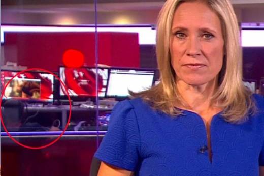 여성 진행자 어깨 너머로 직원이 헤드폰을 쓰고 야한 동영상을 감상하고 있다. (사진=더썬)