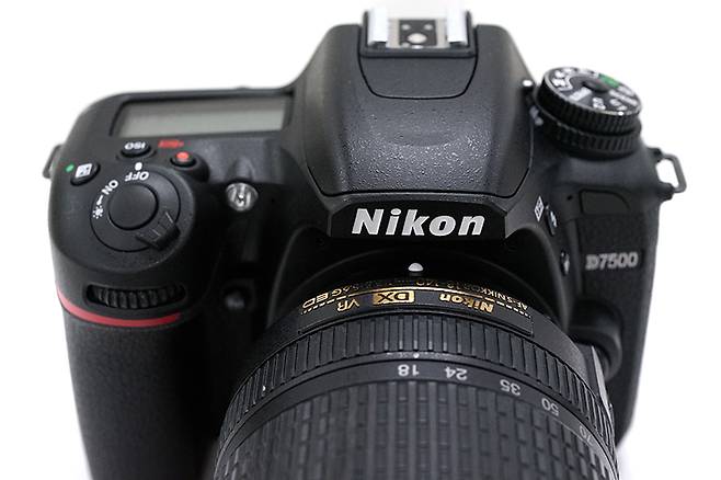 니콘 D7500.