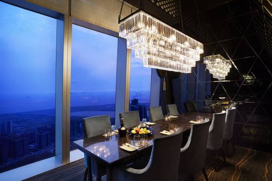 오크우드 프리미어 인천 65층에 있는 바 '파노라믹65'는 송도에서도 최고의 전망을 자랑한다. [사진 오크우드 프리미어 인천]