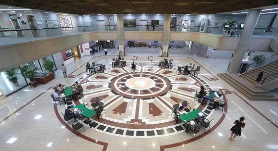 국회도서관 로비 열람실. 도서관은 공부하고 연구하는 곳이다. 시민의 종합 문화·휴식 공간이기도 하다. 설립 목적상 국회도서관과 서울대 중앙도서관은 일반인의 접근을 제한했다. 하지만 두 곳 모두 열린 공간으로 바뀌고 있다. [김춘식 기자]