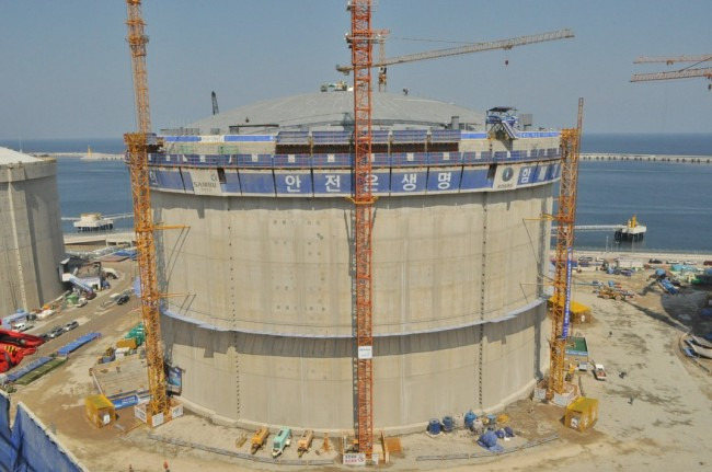 KOGAS places the roof on top of LNG storage tank No. 11 in Samcheok. (KOGAS)