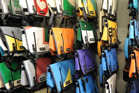 단순하고 감각적인 디자인으로 한국에서도 인기인 프라이탁 가방.