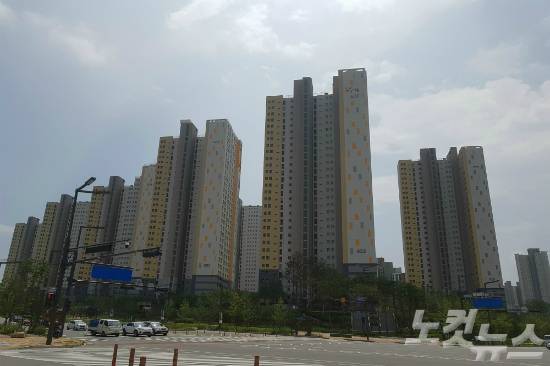 아파트 물량 초과 공급으로 '거래 실종' 단계에 이른 경기도 화성시 동탄2신도시가 정부의 부동산 대책까지 맞물리면서 직격탄을 맞고 있다. 사진은 지난 11일 찾은 동탄2의 한 아파트 단지 전경. (사진=신병근 기자)