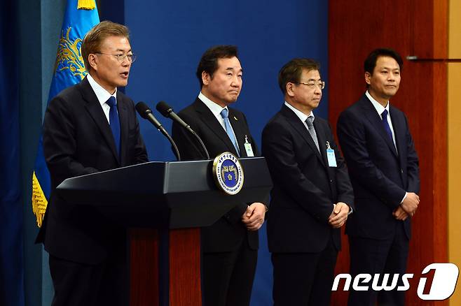 문재인 대통령이 취임 후 첫 기자회견을 갖고 국무총리와 국정원장, 대통령 비서실장 등 인선발표를 하고 있다.2017.5.10/뉴스1