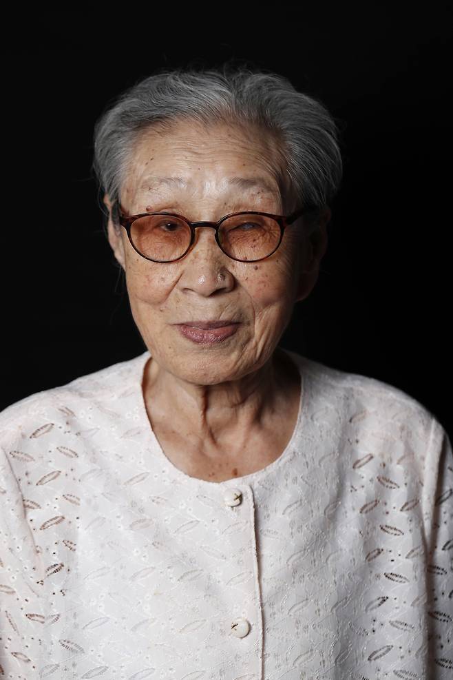 김복동 할머니는 1926년 경남 양산에서 태어나 1941년 정신대로 군복 공장에 가 일해야 한다는 말에 일찍 결혼한 언니들 대신 끌려갔다. 중국 광둥과 홍콩, 싱가포르 등 각지를 돌며 고초를 겪었다. 1993년 유엔인권위원회에서 처음 피해 증언을 한 뒤 피해자들의 명예회복과 인권, 평화를 위해 활발히 활동하고 있다.