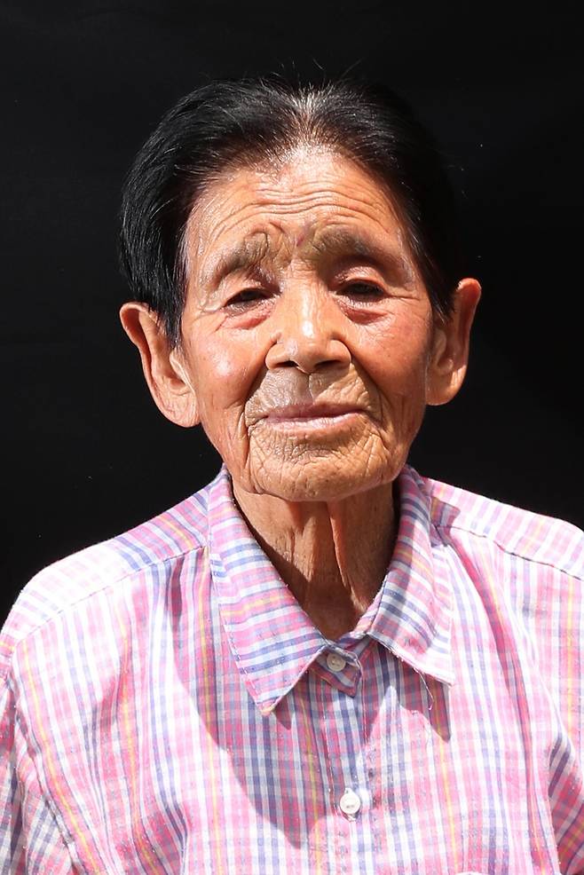 박필근 할머니는 1928년 경북 포항시 죽장면에서 제법 넉넉한 형편의 집안에서 10남매 중 막내로 태어났다. 그러나 어른들이 논밭에 일하러 간 사이 집에 ‘군복인지 양복인지도 기억나지 않는 사람들’이 들이닥쳐 할머니를 끌고 갔다. 먼 길 돌아 고향에 돌아온 할머니는 지금까지 아흔의 나이가 무색하게 텃밭을 가꾸고 땔감을 모으며 정정하게 지내신다. 아직도 그때 이야기를 꺼내기 힘들어하시는 할머니는 증언 대신 수박과 음료수를 연신 권했다. 서울 가는 길에 먹으라며 싸준 떡과 옥수수의 온기가 오래 갔다.