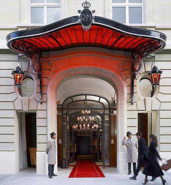 로얄 몽소 래플스 파리의 입구. 2010년 리뉴얼을 거쳤지만, 입구와 외관은 1928년에 만들어진 옛 모습 그대로다. [사진 로얄 몽소 인스타그램]