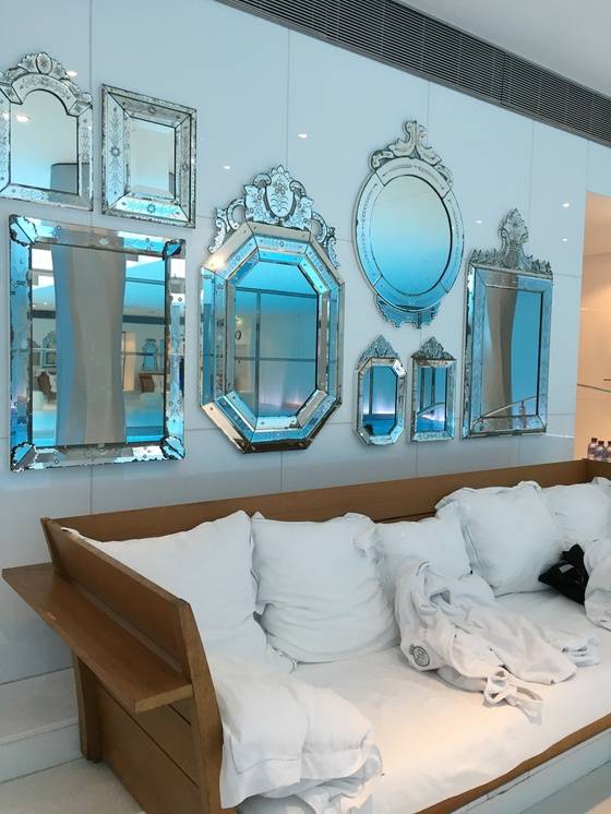 수영장 벽면을 꽉 채운 거울. 유지연 기자.