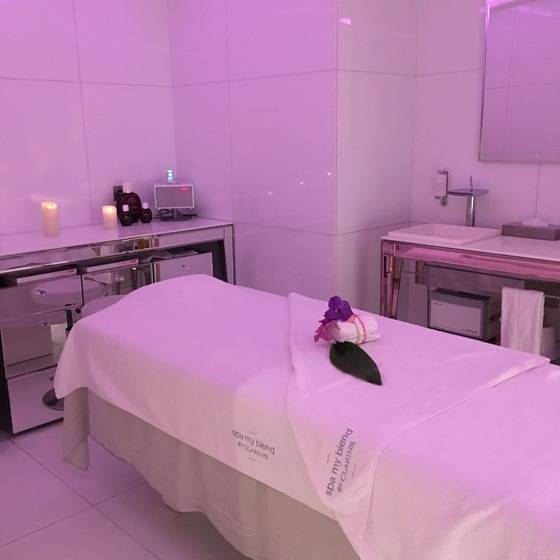 수영장 옆에는 화장품 브랜드 클라란스에서 운영하는 스파가 있다. 유지연 기자.