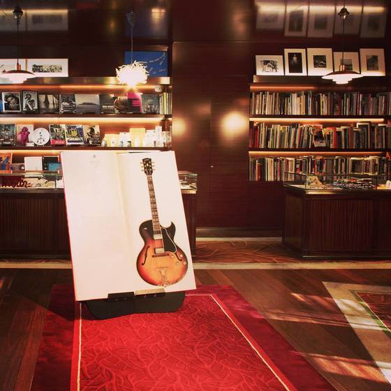 24시간 문을 여는 아트숍. 700여권의 아트북과 그림 등을 판매한다. [사진 로얄 몽소 인스타그램]