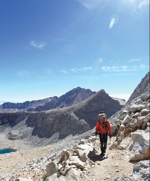 [월간산]미국 존뮤어트레일을 걷는 신현대씨. 그는 8,000m급 히말라야 고산(초오유, 에베레스트)을 두 번이나 등반한 산악인이자 여행가다. / 사진 조원구 제공