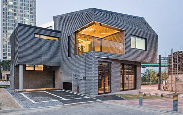 스케일링하우스(2013년)는 현무암 벽돌과 일반 벽돌을 각도를 달리해 쌓은 실험적인 주택이다. /사진= 남궁선 작가