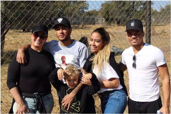 네이마르가 세상에서 가장 사랑하는 네 사람과 함께 남아공 사파리에서 포즈를 취했다. 왼쪽부터 어머니, 네이마르와 아들, 여동생, 남동생.