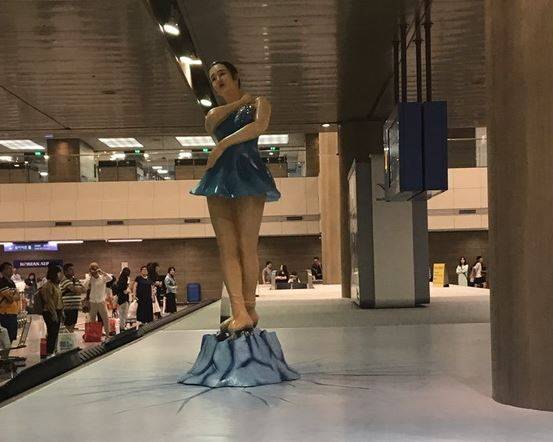 인천국제공항 입국장 수화물 공간에 설치된 논란의 김연아 동상 [사진=온라인커뮤니티 캡처]