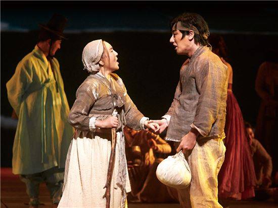 하와이 이주를 떠나는 영근(박시범·오른쪽)과 아들을 보내는 감골댁(김성녀)의 모습.