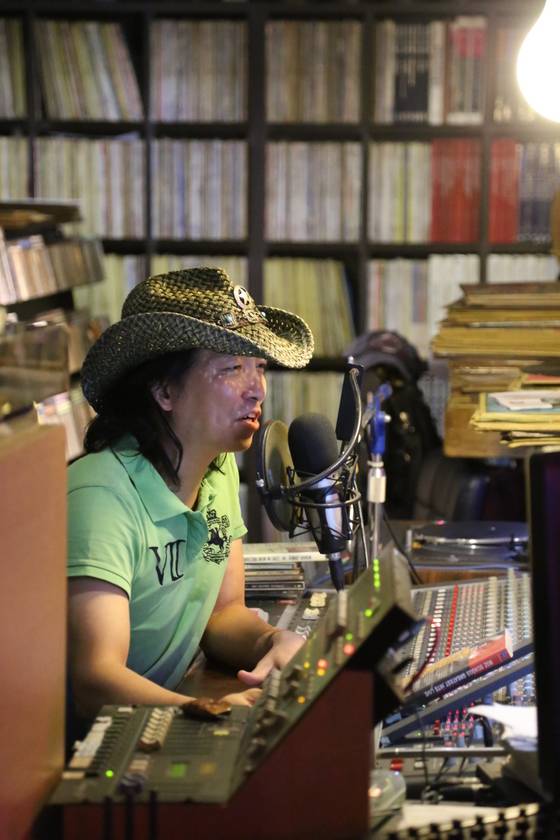 LP 3만 장이 전시된 카우보이. 오후 9~10시께 박상용 대표가 DJ로 나선다.