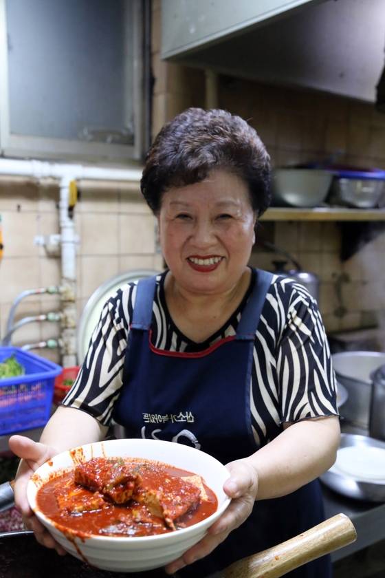 광천식당의 주방을 책임지는 김경자(70)씨. 고추장은 넣지 않고 고춧가루와 마늘로 깔끔하게 매운 두부두루치기를 낸다.