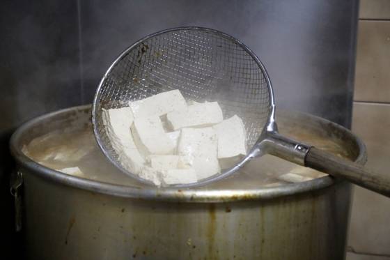 단단한 두부를 숭덩숭덩 썰어 멸치 육수에 넣고 끓인다. 두부 밑간 작업에 두부두루치기의 감칠맛이 달렸다.