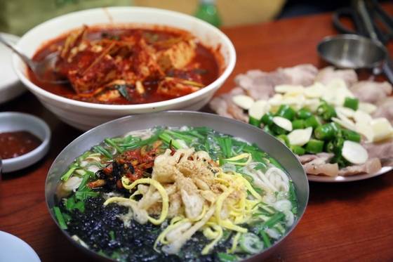 대전 토박이는 두부두루치기 양념에 칼국수 면을 건져 비벼 먹는다. 여기에 돼지고기 수육을 곁들인다. 대전식 삼합 요리라 할 만하다.