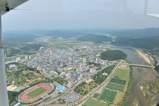 경량항공기에서 바라본 합천과 황강의 모습. [사진 합천항공스쿨]