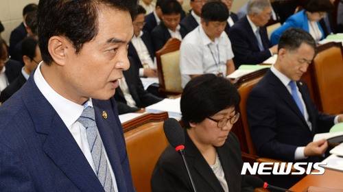 【서울=뉴시스】홍효식 기자 = 류영진(왼쪽) 식품의약품안전처장이 16일 오전 서울 여의도 국회 보건복지위원회 전체회의실에서 살충제 성분이 검출된 국내산 계란과 관련한 업무보고를 하고 있다. 왼쪽부터 류영진 식약처장, 정은경 질병관리본부장, 박능후 보건복지부 장관. 2017.08.16. yesphoto@newsis.com