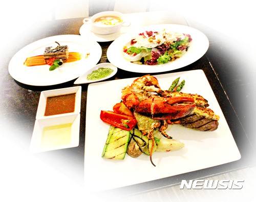 【서울=뉴시스】스탠포드호텔 '맨하탄 그릴 앤 바'의 '랍스터와 양갈비 구이 스페셜 세트'.