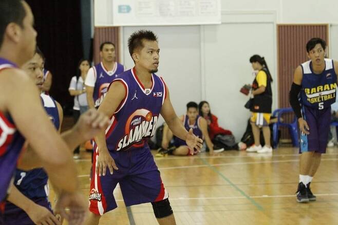 로델이 필리핀 커뮤니티 사람들과 농구를 하고 있다. 그는 경기 광주·안성의 필리핀 사회에서 유명한 농구 선수였다. 로델 페이스북