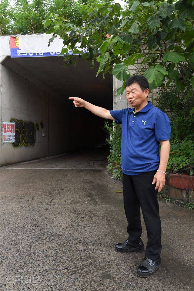 대구 여대생 성폭행 살인사건 피해자 아버지 정현조씨가 10일 오후 검찰이 범행 현장으로 지목한 대구 달서구 월성동 인근 굴다리 앞에 섰다. 그는 이곳이 실제 범행 현장이라고 하기에는 석연치 않은 점들이 많다고 의문을 제기했다. 대구=전혜원 기자 iamjhw@hankookilbo.com