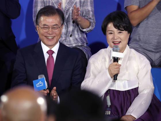 문재인 대통령 부인 김정숙 여사가 20일 오후 청와대 영빈관에서 열린 새 정부 출범 100일 기념 국민인수위원회 대국민 보고대회인 '대한민국, 대한국민' 2부 행사인 '국민이 묻고 대통령이 답하다'에 참석, 국민인수위에 접수된 질문에 답하고 있다. [연합뉴스]