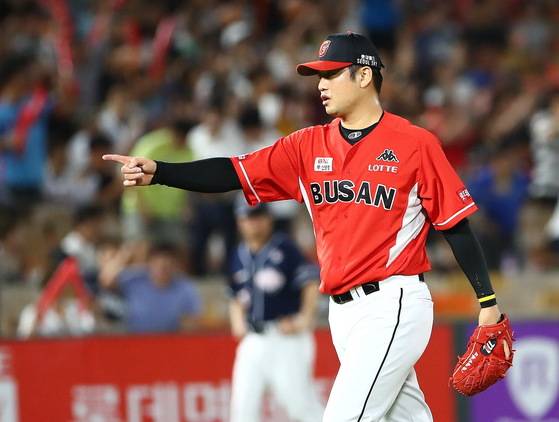 승리 세리머니를 하는 손승락. [롯데 자이언츠]