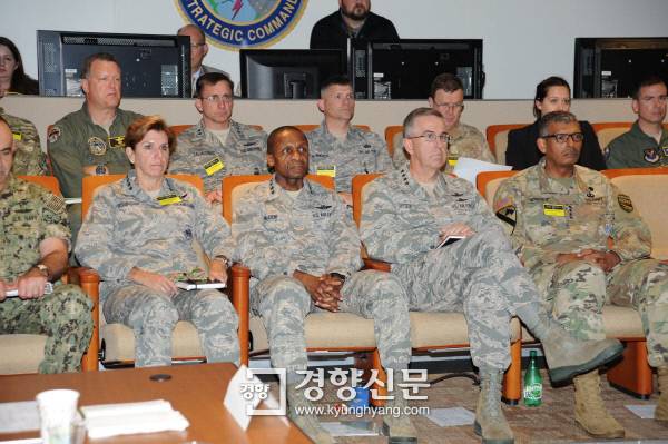 존 하이텐 미국 전략사령관(앞줄 오른쪽 두번째)과 빈센트 브룩스 주한미군사령관(앞줄 맨 오른쪽)이 지난 7월말 미 전략사령부에서 열린 세미나에 참석하고 있다. 이들은 이번주 UFG 훈련을 참관하고 내외신 기자회견을 가질 예정이다./미 전략사령부 페이스북