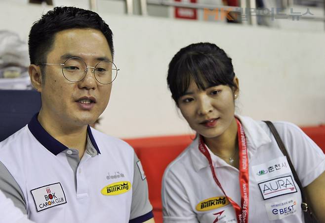 스롱 피아비가 이재석 선수(왼쪽)와 함께 본인의 경기력에 대해 분석하고 있다.