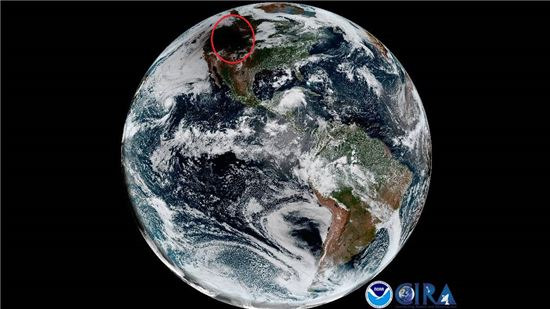 ▲GOES가 촬영한 지구에 드리워진 달그림자.[사진제공=NASA]