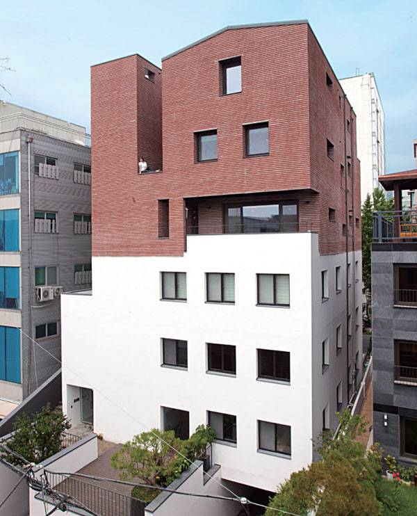 능동하늘집(2015년)은 주택의 상부에 세로 줄눈을 없애고 가로 줄눈을 굵게해 벽돌을 쌓아 줄무늬가 쌓여있는 듯 보이도록 했다.