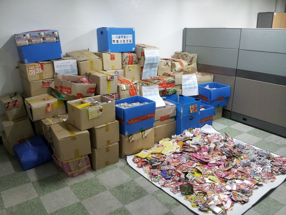 서울시가 압수한 성매매 광고 전단 100만여 장. [사진 서울시]