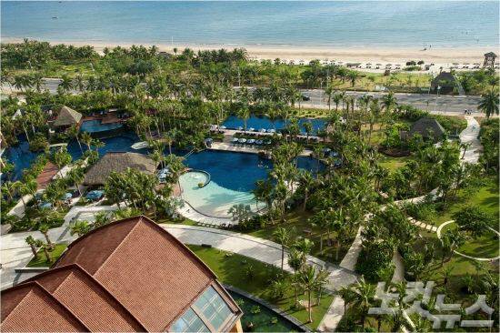 삼아만 해변의 아름다움을 누릴 수 있는 469개의 럭셔리 객실을 보유한 하이난 풀만리조트는 여유로운 휴식을 원하는 여행객들에게 인기를 얻고 있다. (사진= 투어2000(투어이천)제공)