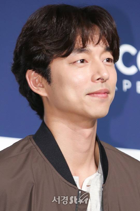 배우 공유가 23일 오후 서울 용산구 그랜드하얏트서울 호텔 그랜드볼룸에서 열린 한 패션브랜드 포토월 행사에 참석해 포즈를 취하고 있다.