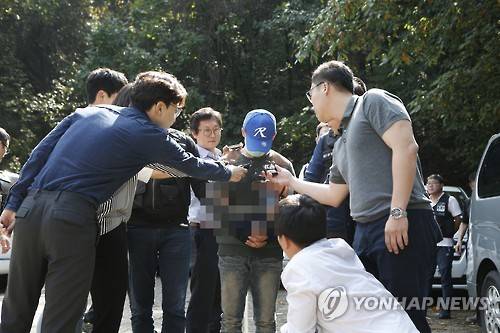 숨진 딸의 양부 주모(48)씨가 취재진의 질문에 답하는 모습 [연합뉴스 자료사진]