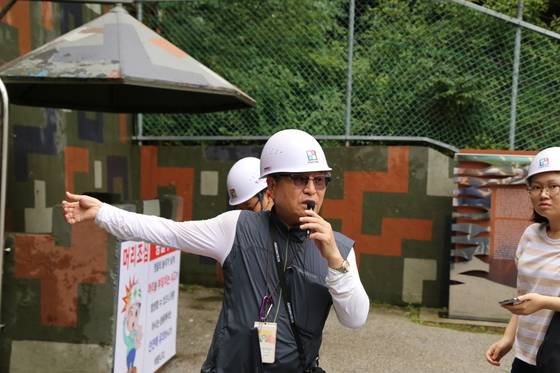 안전모를 착용하고 입장해야 하는 제2땅굴. 지금은 내부에서 사진촬영을 할 수 없다.